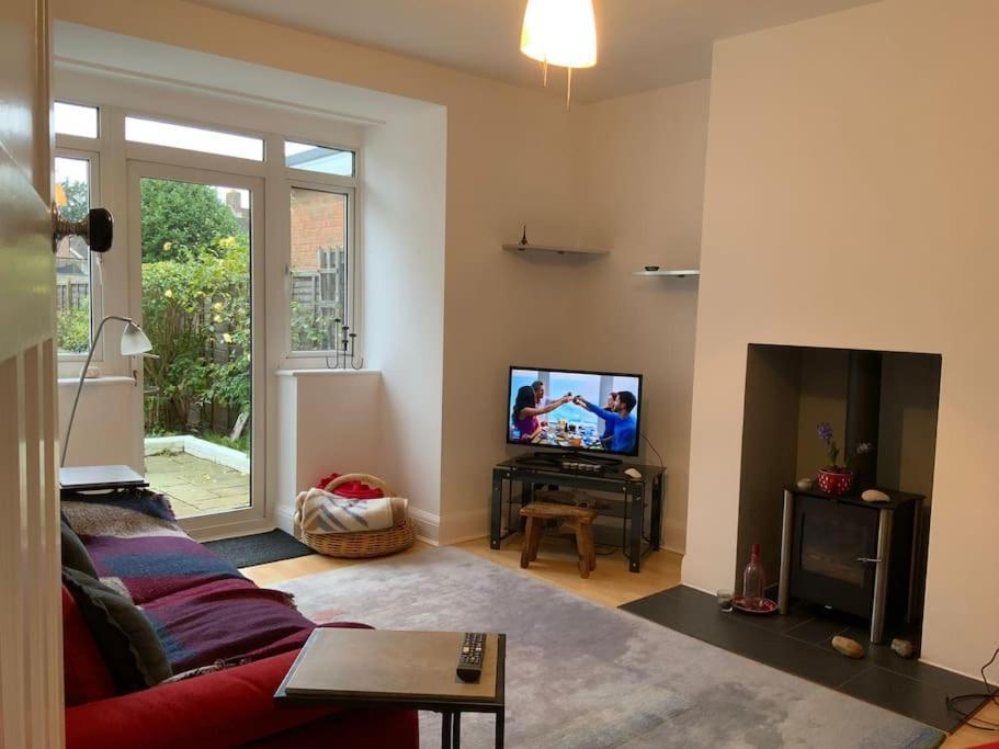 Warm And Cosy City Centre Home Near Train Station Chichester Eksteriør billede